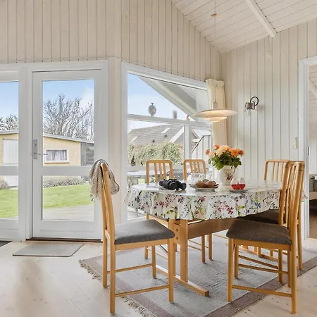 Vakantiehuis 2 Bedroom Lovely In *